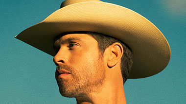 Dustin Lynch.